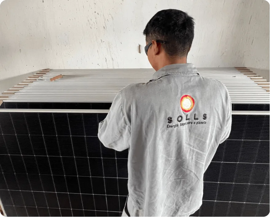 Técnico da Solls conferindo módulos solares antes da instalação