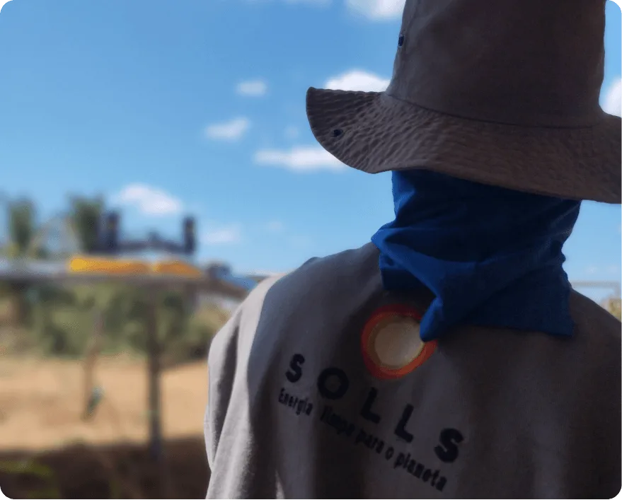 Técnico da Solls uniformizado acompanhando a obra em campo